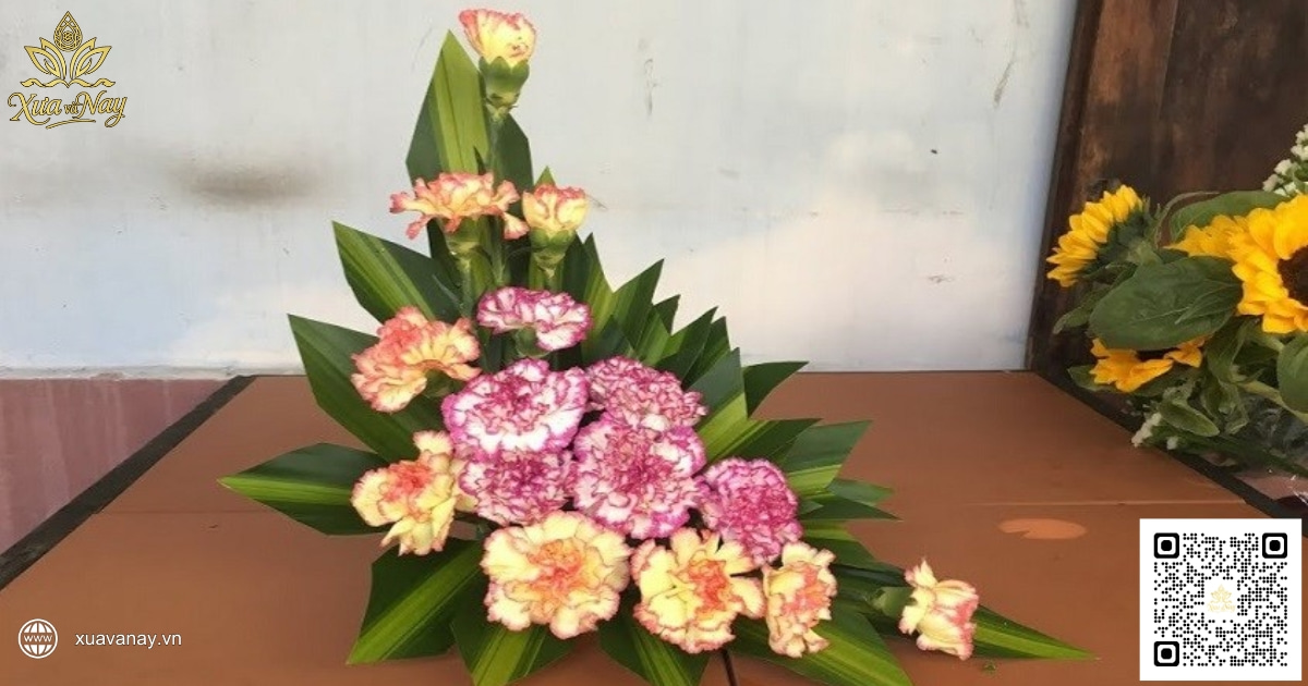 Mẫu cắm hoa cẩm chướng trang trọng dâng bàn thờ