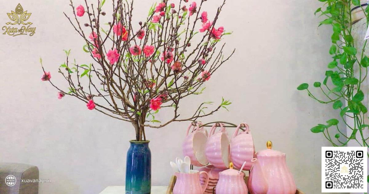 Mẫu cắm hoa đào để bàn thờ