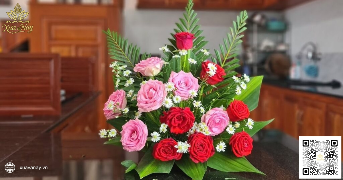 Mẫu cắm hoa hồng để bàn thờ